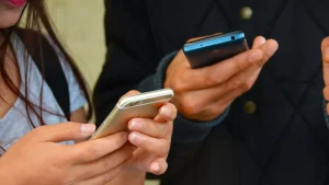 Francia aprueba la prohibición de redes sociales para menores de 15 años y se convierte en pionera en Europa. Imagen de Dean Moriarty en Pixabay