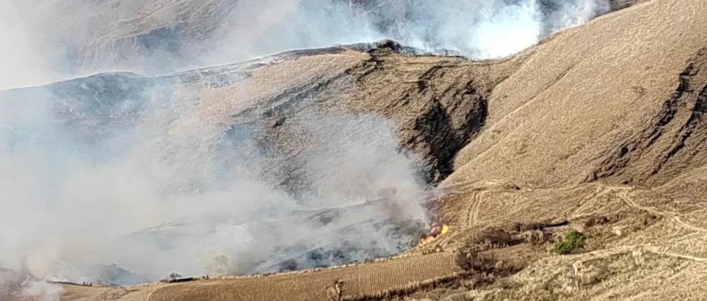 [Foto: Gobernación Tarija] / Tras un sobrevuelo de evaluación, el vicegobernador Gonzalo Ávila informó que las operaciones de este martes se concentran en dos frentes