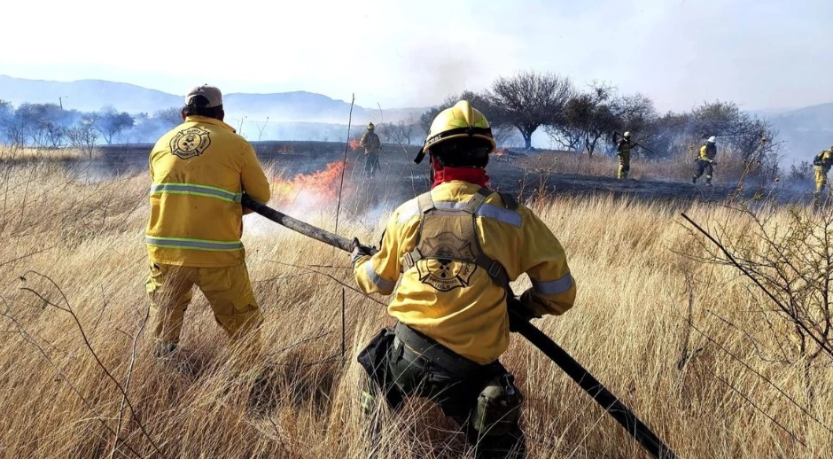 Imagen referencial - Bomberos sofocando el incendio en Tarija